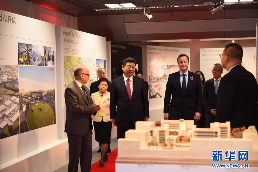 10月23日，國(guó)家主席習(xí)近平在英國(guó)首相卡梅倫陪同下，參觀曼徹斯特空港城項(xiàng)目。這是習(xí)近平和卡梅倫共同參觀曼徹斯特空港城發(fā)展規(guī)劃圖片展和空港城中國(guó)園模型。 新華社記者 張鐸 攝