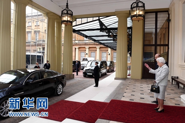 10月22日，國家主席習(xí)近平和夫人彭麗媛離開白金漢宮。離開前，英國女王伊麗莎白二世和丈夫菲利普親王專門前來同習(xí)近平夫婦親切話別。新華社記者 饒愛民 攝 