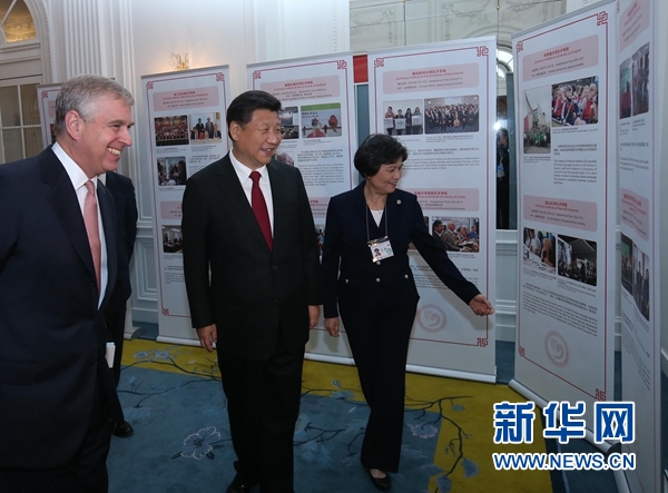 10月22日，國(guó)家主席習(xí)近平在倫敦出席全英孔子學(xué)院和孔子課堂年會(huì)開(kāi)幕式。這是習(xí)近平參觀全英孔子學(xué)院和孔子課堂成果圖片展。 新華社記者 龐興雷 攝