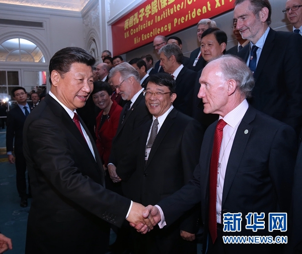 10月22日，國(guó)家主席習(xí)近平在倫敦出席全英孔子學(xué)院和孔子課堂年會(huì)開(kāi)幕式。這是習(xí)近平同參加開(kāi)幕式的嘉賓親切交談。 新華社記者 龐興雷 攝 