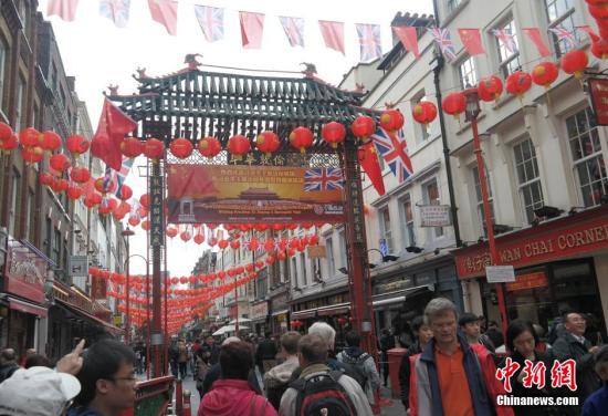 習(xí)近平主席訪問英國，倫敦唐人街掛出大紅燈籠和中英兩國國旗。 <a target='_blank' ><p  align=