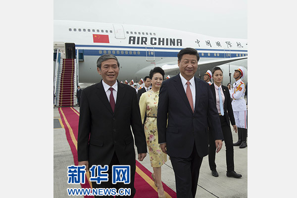 11月5日，中共中央總書記、國家主席習近平抵達越南首都河內(nèi)，開始對越南進行國事訪問。這是越南高級官員到機場迎接習近平和夫人彭麗媛。新華社記者李學仁攝