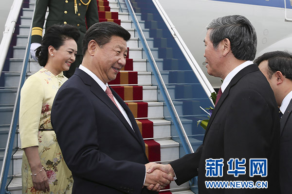 11月5日，中共中央總書記、國家主席習近平抵達越南首都河內(nèi)，開始對越南進行國事訪問。這是越南高級官員到機場迎接習近平和夫人彭麗媛。新華社記者蘭紅光攝 