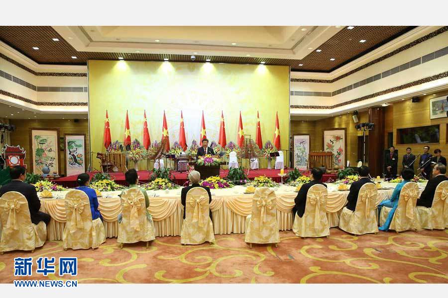 11月5日，中共中央總書記、國(guó)家主席習(xí)近平和夫人彭麗媛出席越共中央總書記阮富仲和越南國(guó)家主席張晉創(chuàng)在河內(nèi)國(guó)際會(huì)議中心舉行的盛大歡迎晚宴。新華社記者 龐興雷 攝 