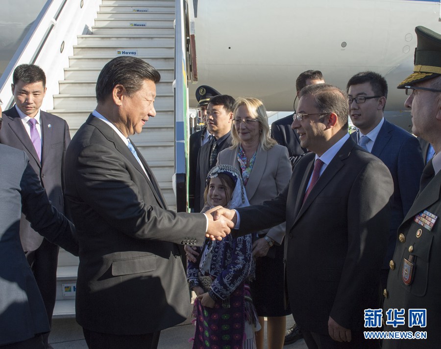  11月14日，國家主席習(xí)近平抵達(dá)土耳其安塔利亞，應(yīng)土耳其共和國總統(tǒng)埃爾多安邀請(qǐng)，出席二十國集團(tuán)領(lǐng)導(dǎo)人第十次峰會(huì)。土耳其高級(jí)官員到機(jī)場(chǎng)迎接習(xí)近平主席一行。新華社記者 李學(xué)仁 攝 