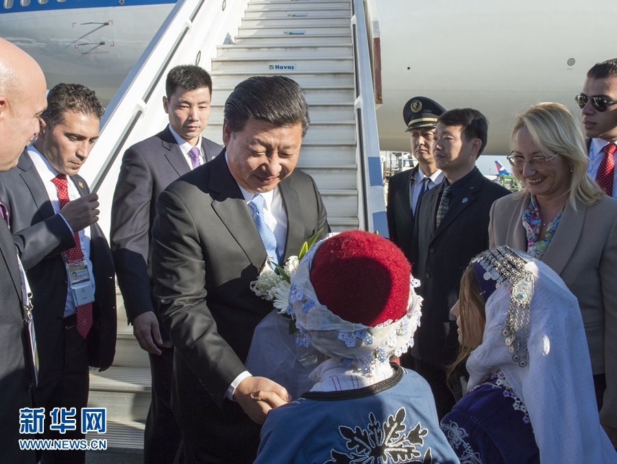 11月14日，國家主席習(xí)近平抵達(dá)土耳其安塔利亞，應(yīng)土耳其共和國總統(tǒng)埃爾多安邀請(qǐng)，出席二十國集團(tuán)領(lǐng)導(dǎo)人第十次峰會(huì)。這是土耳其兒童向習(xí)近平主席獻(xiàn)花。新華社記者 李學(xué)仁 攝 