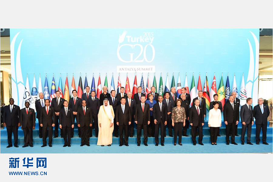 11月15日，中國國家主席習(xí)近平出席在土耳其安塔利亞舉行的二十國集團(tuán)領(lǐng)導(dǎo)人第十次峰會(huì)。這是習(xí)近平主席同與會(huì)領(lǐng)導(dǎo)人合影。 新華社記者李學(xué)仁 攝 