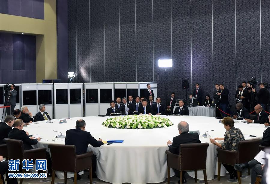  11月15日，金磚國家領(lǐng)導(dǎo)人非正式會晤在土耳其安塔利亞舉行，中國國家主席習(xí)近平、俄羅斯總統(tǒng)普京、印度總理莫迪、南非總統(tǒng)祖馬、巴西總統(tǒng)羅塞夫出席。習(xí)近平在會上發(fā)表題為《開拓機(jī)遇應(yīng)對挑戰(zhàn)》的重要講話。 新華社記者 饒愛民 攝 