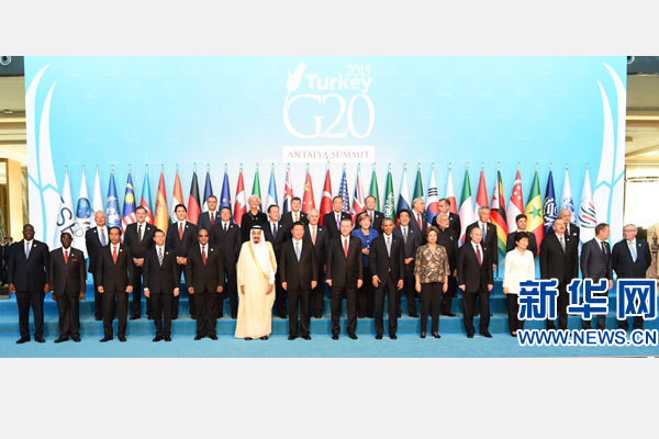 11月15日，二十國(guó)集團(tuán)領(lǐng)導(dǎo)人第十次峰會(huì)在土耳其安塔利亞舉行。國(guó)家主席習(xí)近平出席并發(fā)表題為《創(chuàng)新增長(zhǎng)路徑共享發(fā)展成果》的重要講話。這是習(xí)近平主席同與會(huì)領(lǐng)導(dǎo)人合影。 新華社記者 李學(xué)仁 攝