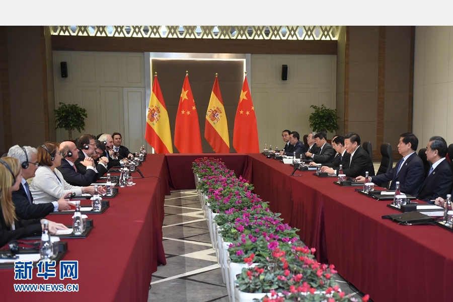 11月16日，國(guó)家主席習(xí)近平在土耳其安塔利亞會(huì)見西班牙首相拉霍伊。 新華社記者 張鐸 攝