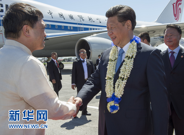 11月17日，國家主席習(xí)近平抵達(dá)菲律賓首都馬尼拉尼諾&middot;阿基諾國際機(jī)場，出席即將舉行的亞太經(jīng)合組織第二十三次領(lǐng)導(dǎo)人非正式會(huì)議。菲律賓高級(jí)官員到機(jī)場迎接習(xí)近平主席。新華社記者李學(xué)仁攝