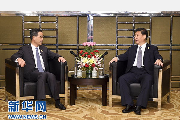 11月18日，國家主席習(xí)近平在菲律賓馬尼拉會見前來出席亞太經(jīng)合組織第二十三次領(lǐng)導(dǎo)人非正式會議的香港特別行政區(qū)行政長官梁振英。新華社記者謝環(huán)馳攝