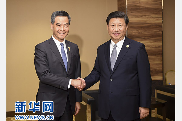 11月18日，國家主席習(xí)近平在菲律賓馬尼拉會見前來出席亞太經(jīng)合組織第二十三次領(lǐng)導(dǎo)人非正式會議的香港特別行政區(qū)行政長官梁振英。新華社記者謝環(huán)馳攝