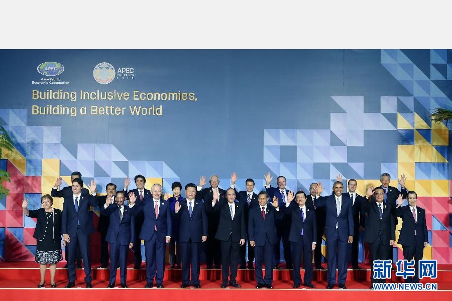 這是會議開始前，國家主席習(xí)近平同其他亞太經(jīng)合組織成員經(jīng)濟(jì)體領(lǐng)導(dǎo)人、代表合影。 新華社記者 姚大偉 攝