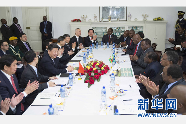 12月1日，國(guó)家主席習(xí)近平在哈拉雷同津巴布韋總統(tǒng)穆加貝舉行會(huì)談。 新華社記者 黃敬文 攝 