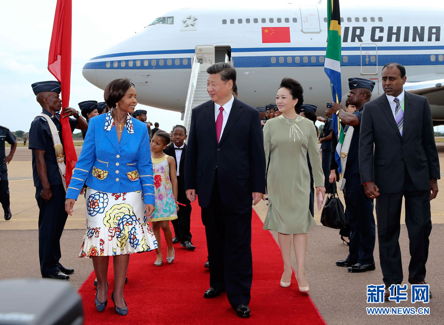12月2日，國家主席習(xí)近平抵達(dá)南非首都比勒陀利亞，開始對南非進(jìn)行國事訪問。南非外長馬沙巴內(nèi)等政府高級官員到機(jī)場迎接習(xí)近平和夫人彭麗媛。新華社記者蘭紅光攝