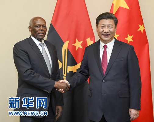 12月3日，國(guó)家主席習(xí)近平在約翰內(nèi)斯堡會(huì)見(jiàn)安哥拉總統(tǒng)多斯桑托斯。 新華社記者 謝環(huán)馳 攝