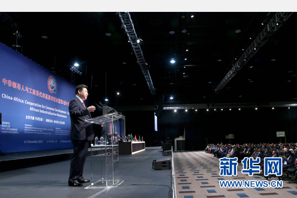12月4日，國(guó)家主席習(xí)近平在約翰內(nèi)斯堡出席中非領(lǐng)導(dǎo)人與工商界代表高層對(duì)話會(huì)暨第五屆中非企業(yè)家大會(huì)閉幕式并發(fā)表題為《攜手共進(jìn)，譜寫(xiě)中非合作新篇章》的重要講話。新華社記者 姚大偉 攝
