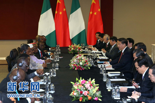 12月4日，國(guó)家主席習(xí)近平在約翰內(nèi)斯堡會(huì)見(jiàn)尼日利亞總統(tǒng)布哈里。 新華社記者 龐興雷 攝 