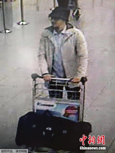 比利時聯(lián)邦警察公布一張機場監(jiān)控拍攝下的三名機場恐襲嫌疑犯的視頻截圖。