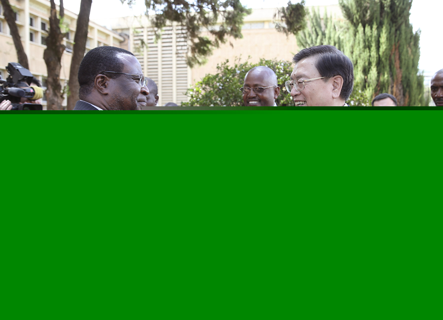 這是3月24日，張德江在肯尼亞首都內(nèi)羅畢與肯尼亞參議長埃蘇羅舉行會談。 新華社記者馬占成攝