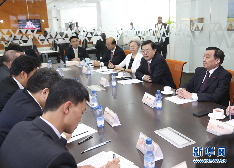 這是3月25日，張德江在肯尼亞首都內(nèi)羅畢考察中央電視臺非洲分臺并接見中央媒體駐非洲機(jī)構(gòu)負(fù)責(zé)人。 新華社記者馬占成攝