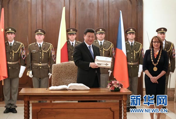 當(dāng)?shù)貢r(shí)間3月29日，國(guó)家主席習(xí)近平在捷克布拉格會(huì)見(jiàn)布拉格市長(zhǎng)科爾娜喬娃，并接受科爾娜喬娃代表該市贈(zèng)予的城市鑰匙。 新華社記者 龐興雷攝