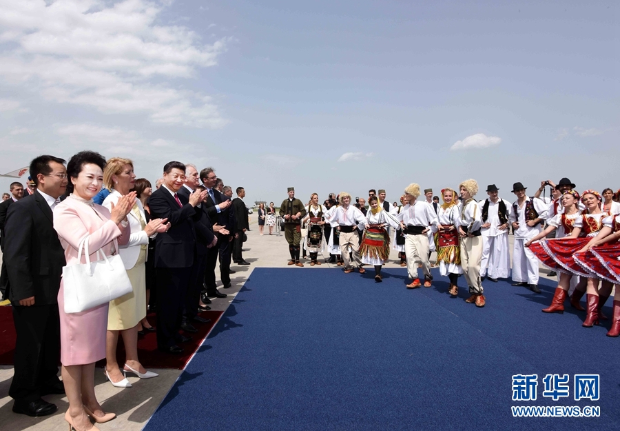 6月17日，國家主席習(xí)近平乘專機(jī)抵達(dá)貝爾格萊德，開始對塞爾維亞共和國進(jìn)行國事訪問。塞爾維亞民眾跳起歡快熱情的傳統(tǒng)舞蹈科羅舞熱烈歡迎習(xí)近平和夫人彭麗媛到訪。新華社記者 饒愛民 攝 