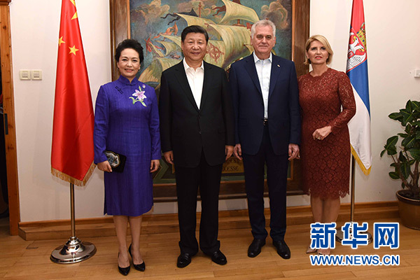 當(dāng)?shù)貢r(shí)間6月17日，國(guó)家主席習(xí)近平同塞爾維亞總統(tǒng)尼科利奇在貝爾格萊德舉行會(huì)晤。這是習(xí)近平和夫人彭麗媛同尼科利奇夫婦在和平別墅合影。新華社記者饒愛(ài)民攝