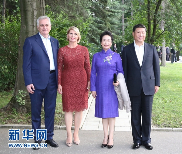 當(dāng)?shù)貢r(shí)間6月17日，國(guó)家主席習(xí)近平同塞爾維亞總統(tǒng)尼科利奇在貝爾格萊德舉行會(huì)晤。這是習(xí)近平和夫人彭麗媛同尼科利奇夫婦在和平別墅合影。新華社記者 丁林 攝