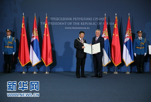 6月18日，國家主席習近平在貝爾格萊德同塞爾維亞總統(tǒng)尼科利奇舉行會談。會談后，尼科利奇向習近平授予塞爾維亞最高級別勛章&ldquo;共和國一級榮譽勛章&rdquo;，感謝習近平為中塞關系發(fā)展作出的杰出貢獻。新華社記者蘭紅光攝 