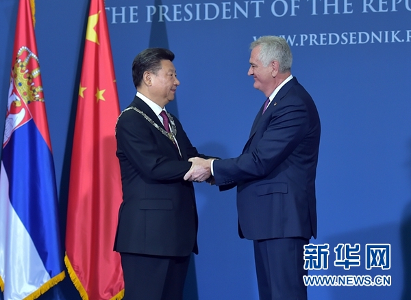 6月18日，國家主席習近平在貝爾格萊德同塞爾維亞總統(tǒng)尼科利奇舉行會談。會談后，尼科利奇向習近平授予塞爾維亞最高級別勛章&ldquo;共和國一級榮譽勛章&rdquo;，感謝習近平為中塞關系發(fā)展作出的杰出貢獻。新華社記者 李濤 攝 