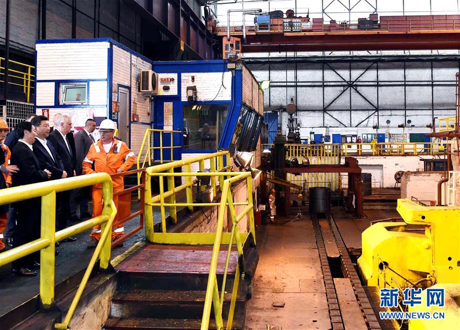 6月19日上午，國(guó)家主席習(xí)近平在貝爾格萊德參觀河鋼集團(tuán)塞爾維亞斯梅代雷沃鋼廠。 新華社記者 饒愛(ài)民 攝