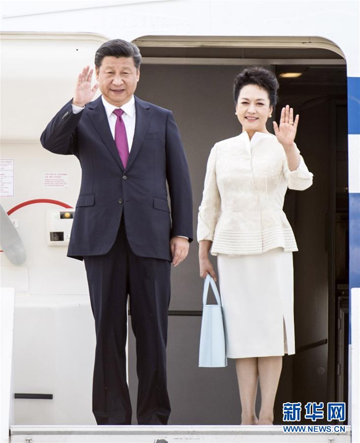 6月19日，國家主席習(xí)近平抵達華沙，開始對波蘭共和國進行國事訪問。這是習(xí)近平和夫人彭麗媛步出艙門。 新華社記者 謝環(huán)馳 攝 