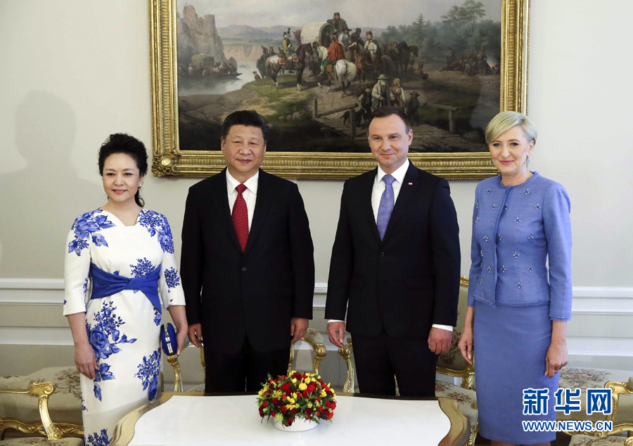 6月20日，國家主席習(xí)近平出席波蘭總統(tǒng)杜達(dá)在華沙總統(tǒng)府舉行的隆重歡迎儀式。歡迎儀式后，習(xí)近平和夫人彭麗媛同杜達(dá)和夫人阿加塔簡短寒暄。新華社記者 蘭紅光 攝