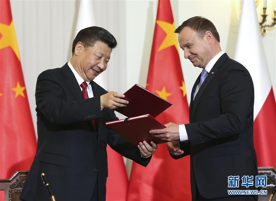 6月20日，國(guó)家主席習(xí)近平在華沙同波蘭總統(tǒng)杜達(dá)舉行會(huì)談。這是會(huì)談后，兩國(guó)元首共同簽署《中華人民共和國(guó)和波蘭共和國(guó)關(guān)于建立全面戰(zhàn)略伙伴關(guān)系的聯(lián)合聲明》。新華社記者蘭紅光攝