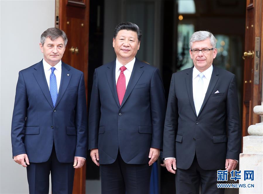 6月20日，國(guó)家主席習(xí)近平在華沙瓦津基公園水上宮殿會(huì)見波蘭參議長(zhǎng)卡切夫斯基（右）和眾議長(zhǎng)庫(kù)赫欽斯基。 新華社記者 姚大偉 攝  
