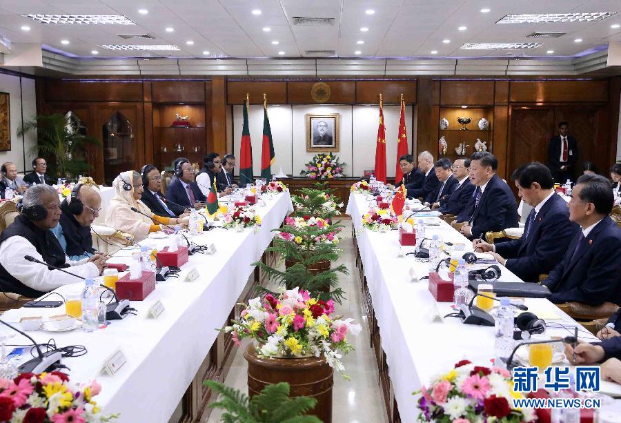 10月14日，國(guó)家主席習(xí)近平在達(dá)卡同孟加拉國(guó)總理哈西娜舉行會(huì)談。 新華社記者劉衛(wèi)兵攝 