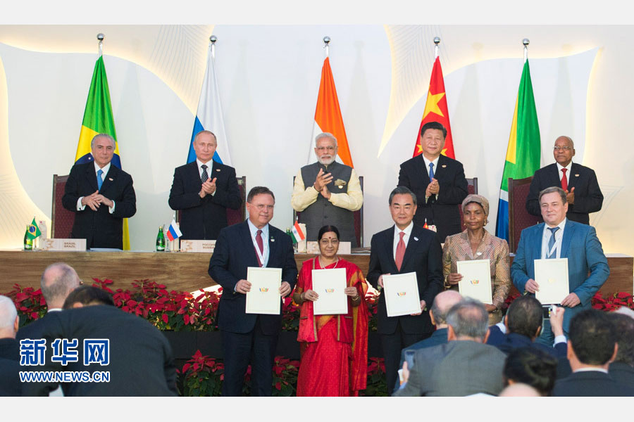 10月16日，金磚國(guó)家領(lǐng)導(dǎo)人第八次會(huì)晤在印度果阿舉行。中國(guó)國(guó)家主席習(xí)近平、印度總理莫迪、南非總統(tǒng)祖馬、巴西總統(tǒng)特梅爾、俄羅斯總統(tǒng)普京出席。這是會(huì)晤結(jié)束后，5國(guó)領(lǐng)導(dǎo)人共同見(jiàn)證合作文件的簽署，并出席聯(lián)合記者會(huì)。新華社記者謝環(huán)馳攝 