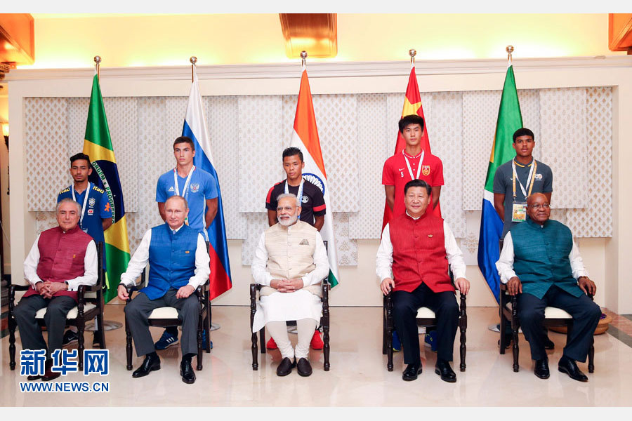 10月15日，國(guó)家主席習(xí)近平與印度總理莫迪、南非總統(tǒng)祖馬、巴西總統(tǒng)特梅爾、俄羅斯總統(tǒng)普京在印度果阿同參加金磚國(guó)家17歲以下少年足球賽的各國(guó)代表隊(duì)隊(duì)長(zhǎng)合影。新華社記者姚大偉攝 