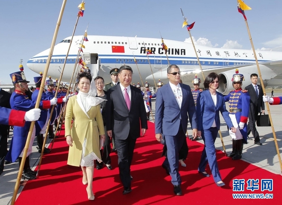 當(dāng)?shù)貢r間11月17日，國家主席習(xí)近平乘專機(jī)抵達(dá)基多，開始對厄瓜多爾共和國進(jìn)行國事訪問。厄瓜多爾總統(tǒng)科雷亞和夫人馬勒布等在機(jī)場熱情迎接習(xí)近平和夫人彭麗媛。新華社記者 鞠鵬 攝 