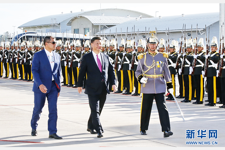 當(dāng)?shù)貢r間11月17日，國家主席習(xí)近平乘專機(jī)抵達(dá)基多，開始對厄瓜多爾共和國進(jìn)行國事訪問。這是厄瓜多爾總統(tǒng)科雷亞在機(jī)場為習(xí)近平舉行隆重歡迎儀式。新華社記者 鞠鵬 攝 