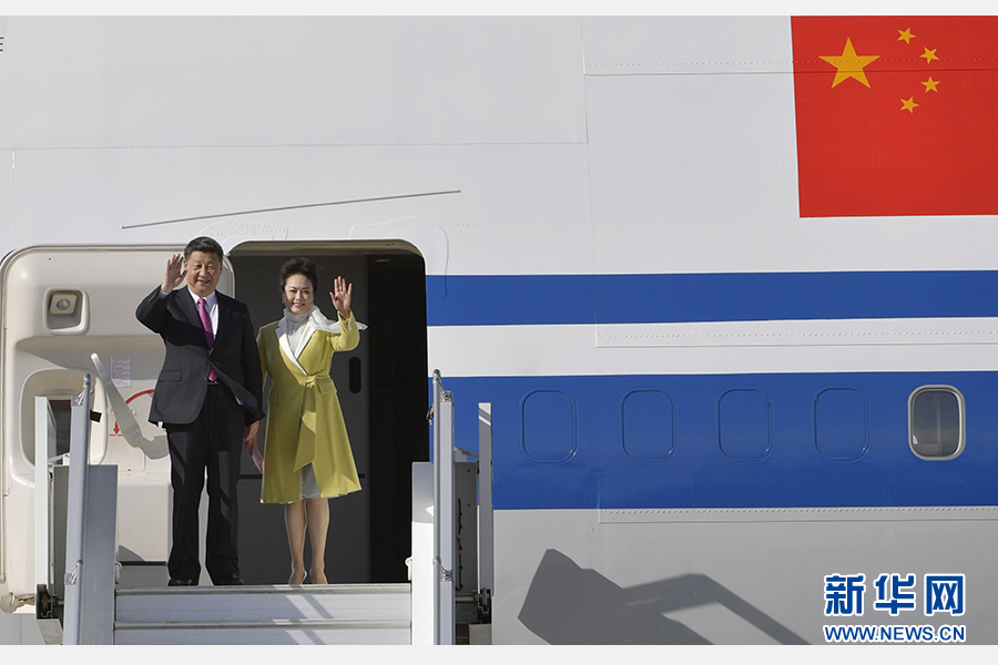 當(dāng)?shù)貢r間11月17日，國家主席習(xí)近平乘專機(jī)抵達(dá)基多，開始對厄瓜多爾共和國進(jìn)行國事訪問。這是習(xí)近平與夫人彭麗媛向歡迎人群揮手致意。新華社記者 王曄 攝 