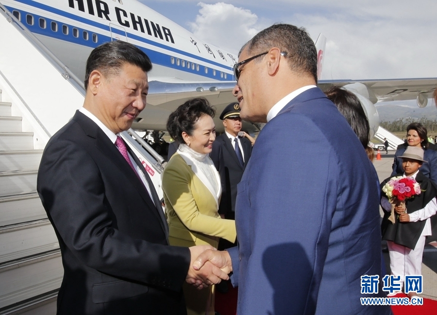 當(dāng)?shù)貢r間11月17日，國家主席習(xí)近平乘專機(jī)抵達(dá)基多，開始對厄瓜多爾共和國進(jìn)行國事訪問。厄瓜多爾總統(tǒng)科雷亞和夫人馬勒布等在舷梯旁熱情迎接習(xí)近平和夫人彭麗媛。新華社記者 鞠鵬 攝