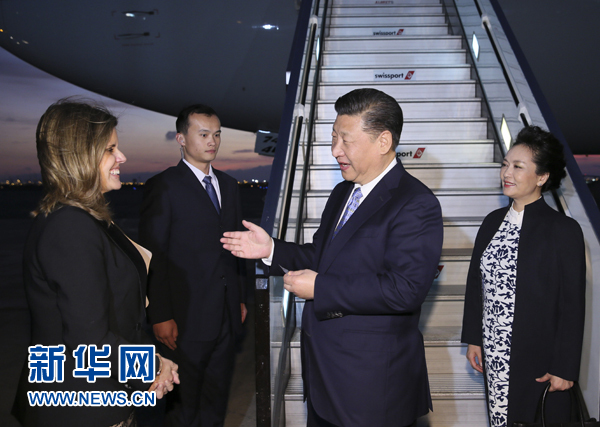 當(dāng)?shù)貢r間11月18日，國家主席習(xí)近平抵達(dá)利馬，出席亞太經(jīng)合組織第二十四次領(lǐng)導(dǎo)人非正式會議并對秘魯共和國進(jìn)行國事訪問。習(xí)近平和夫人彭麗媛受到秘魯副總統(tǒng)阿勞斯等熱情迎接。新華社記者 蘭紅光 攝
