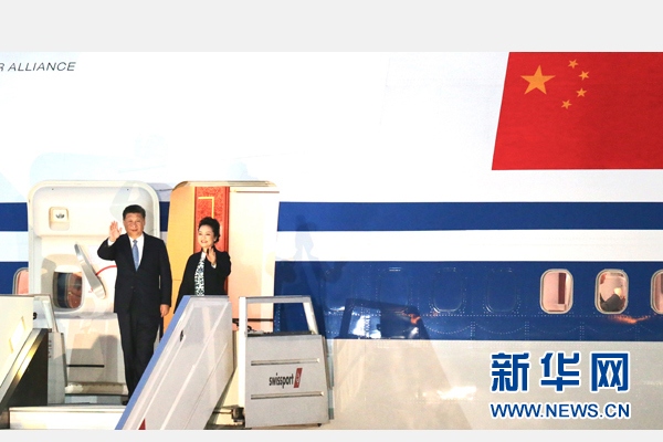 當(dāng)?shù)貢r間11月18日，國家主席習(xí)近平抵達(dá)利馬，出席亞太經(jīng)合組織第二十四次領(lǐng)導(dǎo)人非正式會議并對秘魯共和國進(jìn)行國事訪問。習(xí)近平和夫人彭麗媛受到秘魯副總統(tǒng)阿勞斯等熱情迎接。新華社記者 丁林 攝