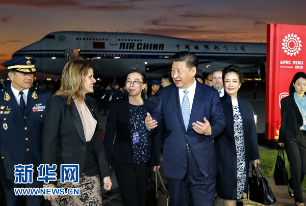 當(dāng)?shù)貢r間11月18日，國家主席習(xí)近平抵達(dá)利馬，出席亞太經(jīng)合組織第二十四次領(lǐng)導(dǎo)人非正式會議并對秘魯共和國進(jìn)行國事訪問。習(xí)近平和夫人彭麗媛受到秘魯副總統(tǒng)阿勞斯等熱情迎接。新華社記者 鞠鵬 攝