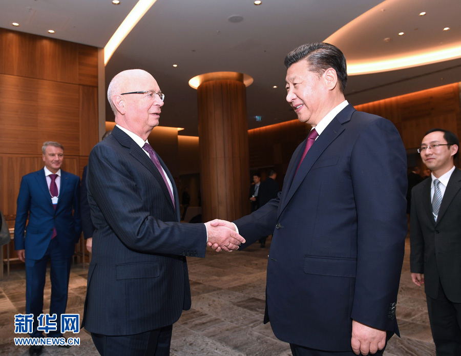 1月17日，國(guó)家主席習(xí)近平在瑞士達(dá)沃斯會(huì)見(jiàn)世界經(jīng)濟(jì)論壇主席施瓦布。 新華社記者 饒愛(ài)民 攝