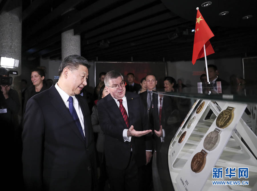 1月18日，國(guó)家主席習(xí)近平在瑞士洛桑國(guó)際奧林匹克博物館會(huì)見(jiàn)國(guó)際奧林匹克委員會(huì)主席巴赫。這是會(huì)見(jiàn)后，習(xí)近平在巴赫陪同下參觀往屆奧運(yùn)會(huì)獎(jiǎng)牌展。新華社記者 蘭紅光 攝