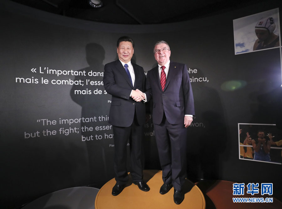 1月18日，國(guó)家主席習(xí)近平在瑞士洛桑國(guó)際奧林匹克博物館會(huì)見(jiàn)國(guó)際奧林匹克委員會(huì)主席巴赫。這是習(xí)近平和巴赫在奧運(yùn)冠軍領(lǐng)獎(jiǎng)臺(tái)上合影。新華社記者 蘭紅光 攝